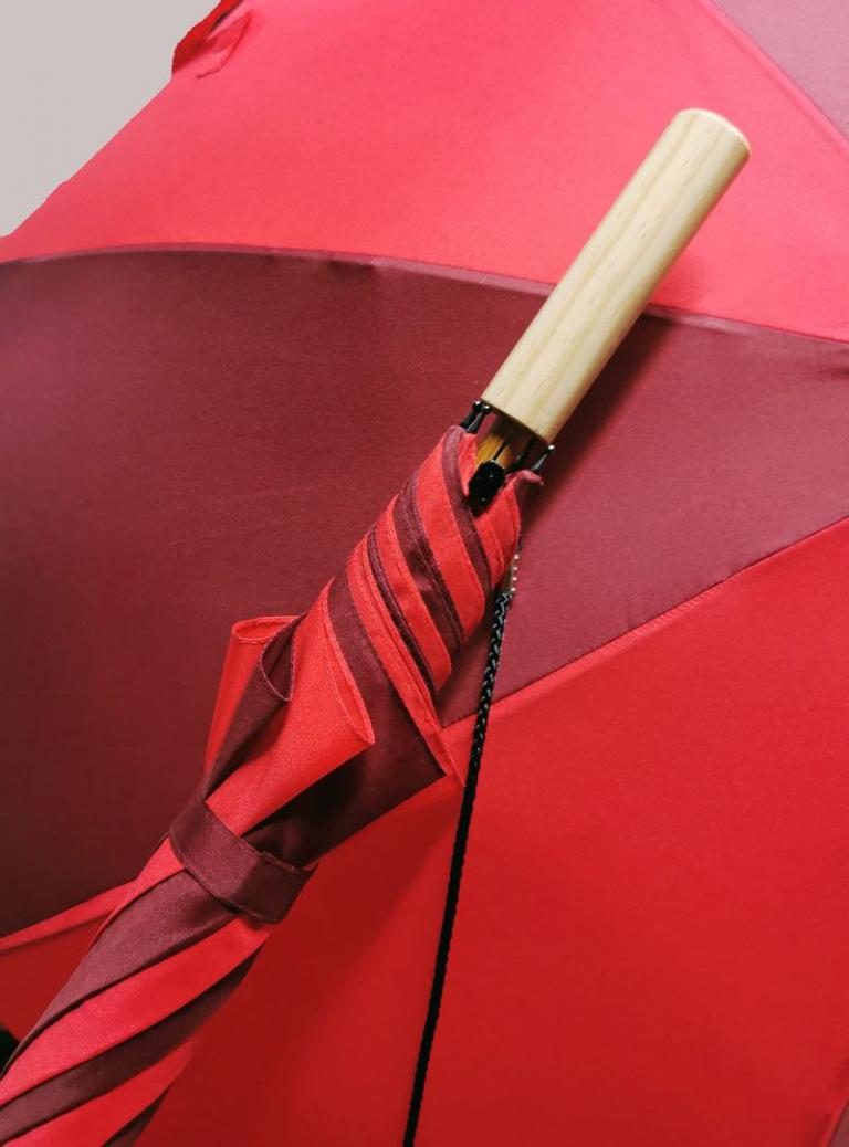 Schulterschirm rot - weinrot mit glattem Holzgriff